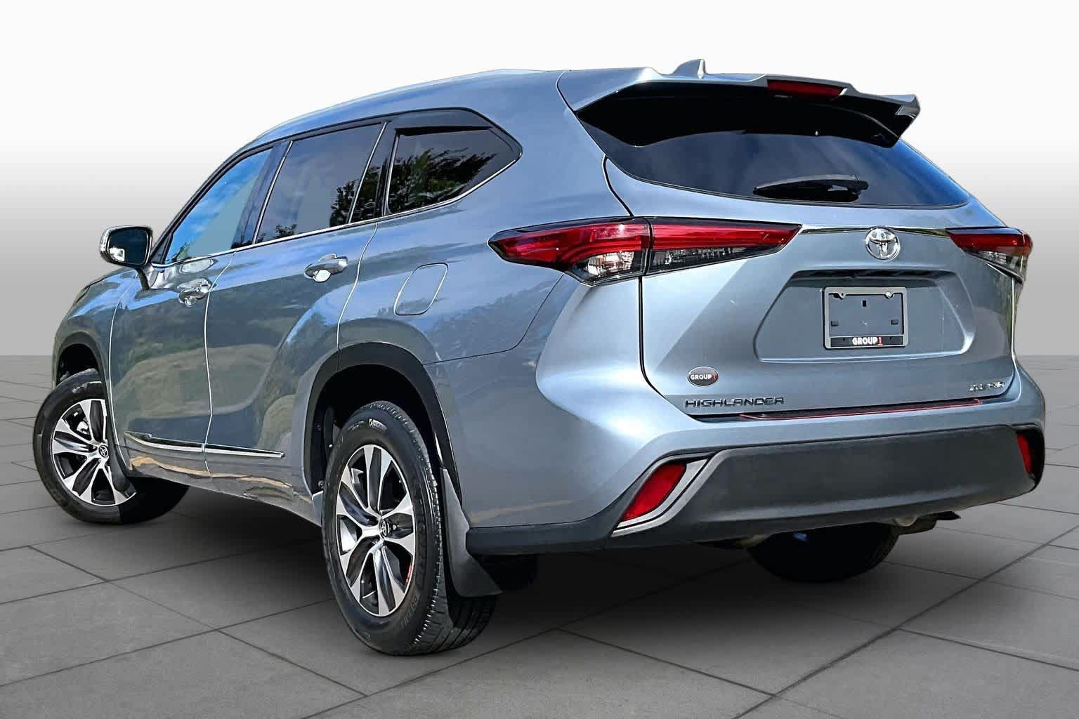 Used 2022 Toyota Highlander XLE AWD/4WD image 12