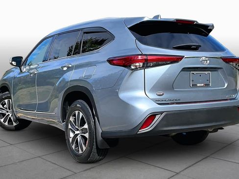 Used 2022 Toyota Highlander XLE AWD/4WD image 12