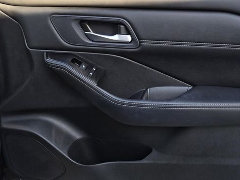 Used 2024 Nissan Rogue SV w/ SV Premium Package image 8