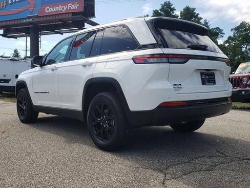 Used 2025 Jeep Grand Cherokee Altitude AWD/4WD image 6