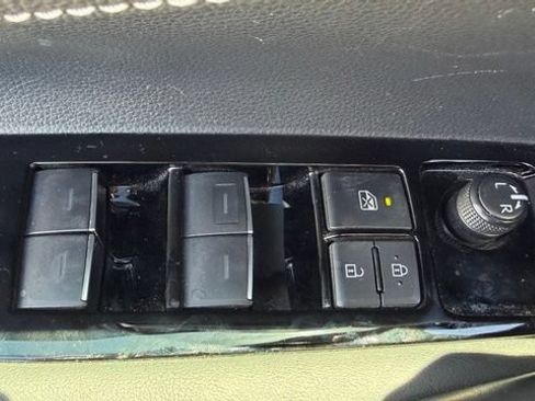 Used 2025 Toyota Corolla SE w/ SE Package FWD image 11