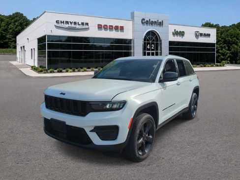 Used 2023 Jeep Grand Cherokee Altitude AWD/4WD image 2