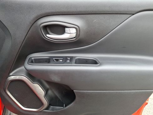 New 2023 Jeep Renegade Latitude AWD/4WD image 10