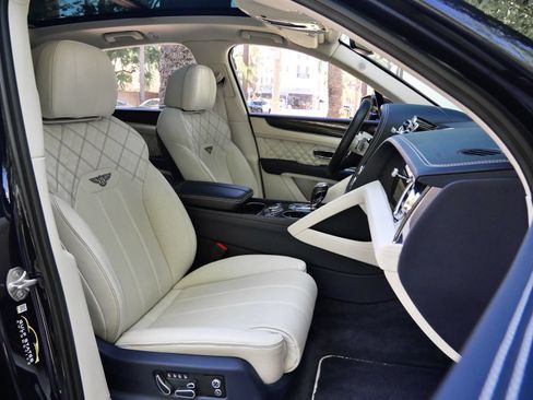 Used 2022 Bentley Bentayga AWD/4WD image 20