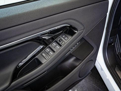 Used 2023 Land Rover Range Rover Evoque R-Dynamic SE image 25