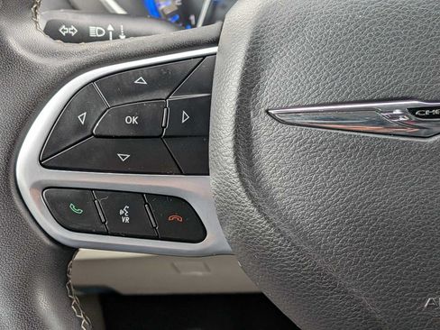 Used 2023 Chrysler Pacifica Touring-L FWD image 17