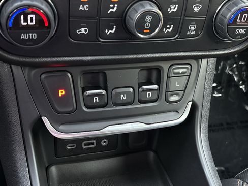 Used 2019 GMC Terrain SLT w/ Preferred Package AWD/4WD image 22