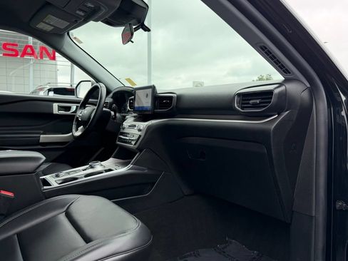 Used 2022 Ford Explorer XLT w/ Equipment Group 202A AWD/4WD image 24
