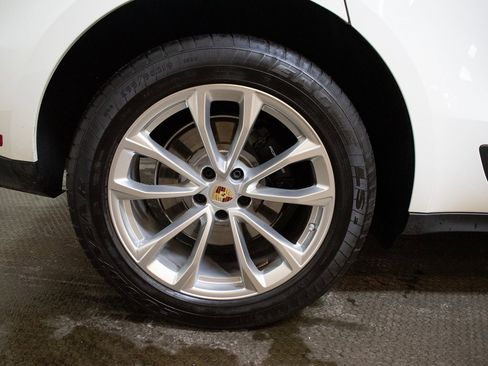 Certified 2025 Porsche Macan image 17