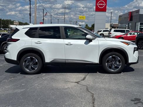 Used 2025 Nissan Rogue SV FWD image 2
