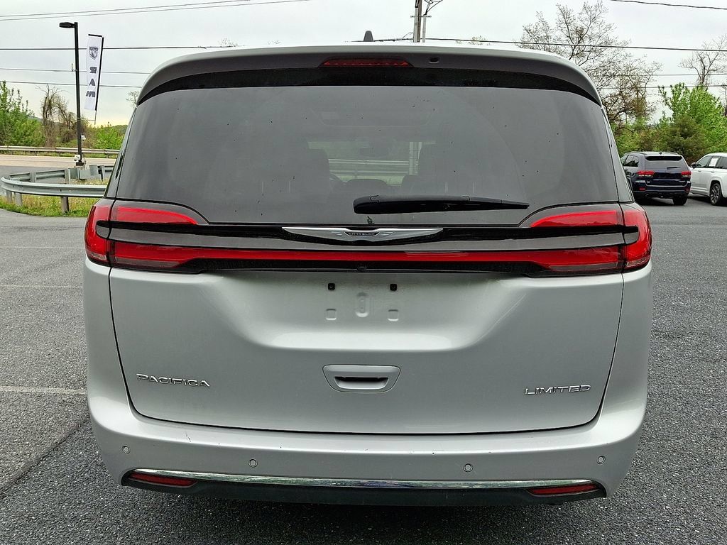 Used 2024 Chrysler Pacifica Limited FWD image 9