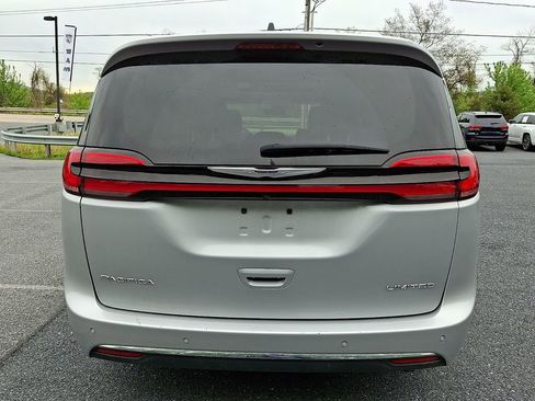 Used 2024 Chrysler Pacifica Limited FWD image 9
