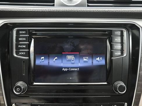 Used 2017 Volkswagen Passat 1.8T SE FWD image 18