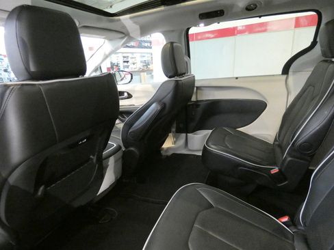 Used 2024 Chrysler Pacifica Limited w/ Trailer Tow Group FWD image 25