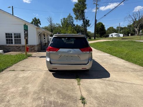 Used 2014 Toyota Sienna XLE FWD image 5