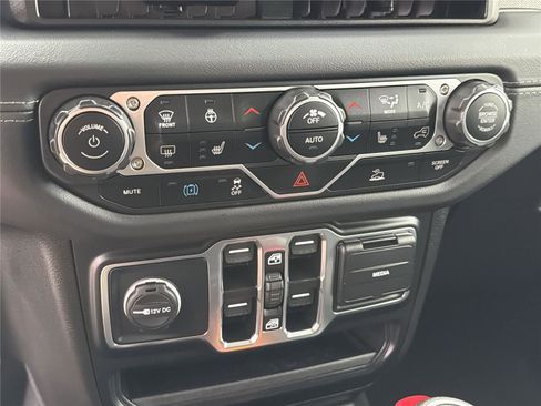 Used 2025 Jeep Wrangler Sahara image 30