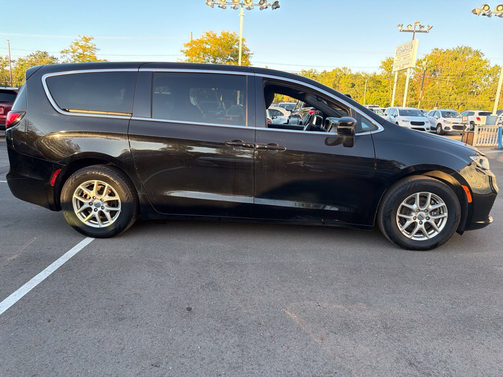 Used 2024 Chrysler Pacifica Touring FWD image 4