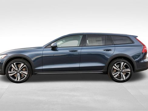 New 2026 Volvo V60 B5 Cross Country Plus w/ Climate Package AWD/4WD image 8
