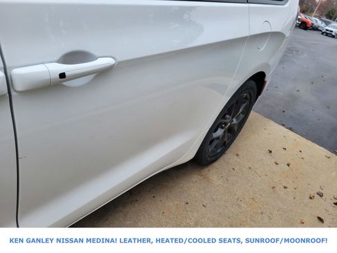 Used 2025 Chrysler Pacifica Limited image 12