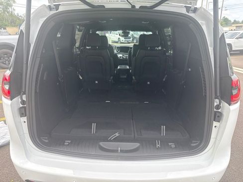 New 2027 Chrysler Pacifica Select AWD/4WD image 16