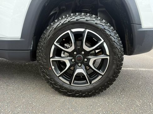 Used 2025 Jeep Compass Trailhawk AWD/4WD image 9