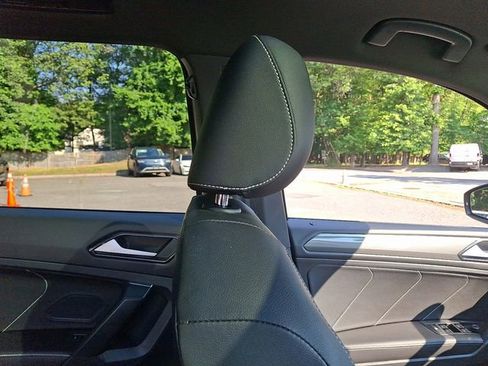 Used 2022 Volkswagen Tiguan SE R-Line image 13