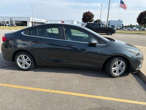 Used 2017 Chevrolet Cruze LT FWD image 4