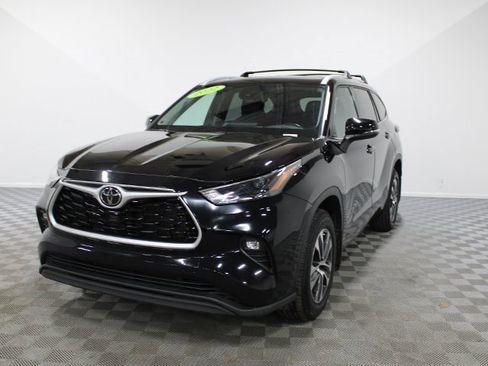 Certified 2022 Toyota Highlander XLE image 2