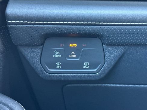 Used 2025 Volkswagen Atlas Cross Sport SE AWD/4WD image 30