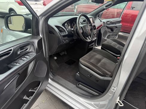 Used 2019 Dodge Grand Caravan SE FWD image 10