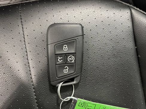 Used 2024 Volkswagen Tiguan SE w/ Panoramic Sunroof Package AWD/4WD image 14