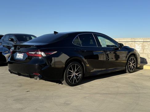Used 2024 Toyota Camry SE image 11