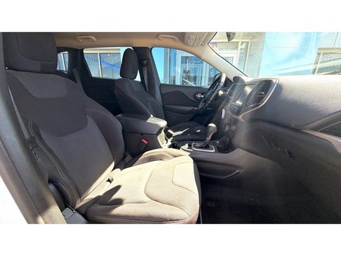 Used 2015 Jeep Cherokee Latitude AWD/4WD image 10