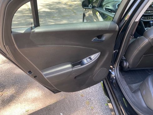 Used 2017 Chevrolet Volt LT w/ Comfort Package FWD image 18