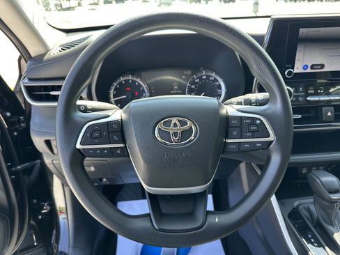 Used 2023 Toyota Highlander L FWD image 18