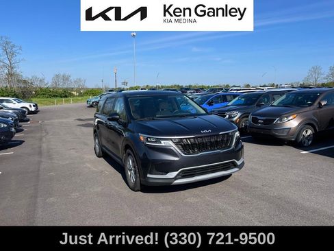 Used 2024 Kia Carnival LX FWD image 3