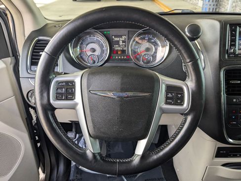 Used 2014 Chrysler Town & Country Touring-L w/ Driver Convenience Group image 15