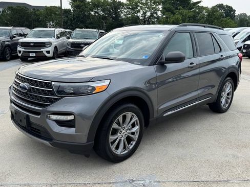 Used 2022 Ford Explorer XLT w/ Equipment Group 202A AWD/4WD image 9