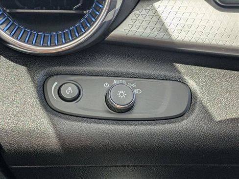 Used 2025 Chevrolet Trax LT FWD image 15