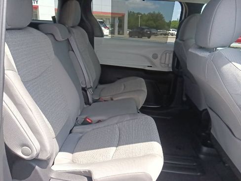 Used 2025 Toyota Sienna LE FWD image 32