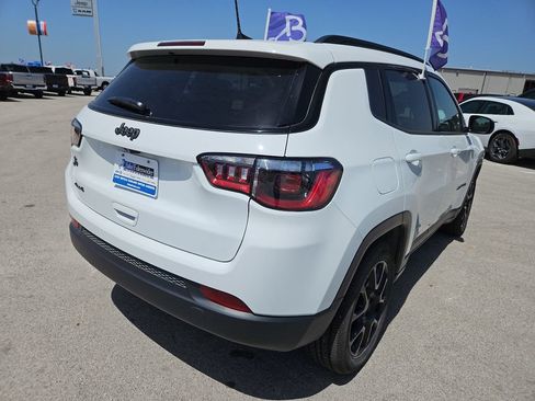 Used 2026 Jeep Compass Latitude AWD/4WD image 7