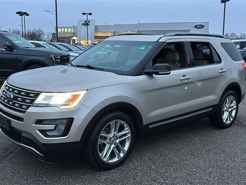 Used 2017 Ford Explorer XLT w/ Equipment Group 202A image 2
