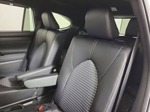 Used 2024 Toyota Highlander XSE FWD image 13
