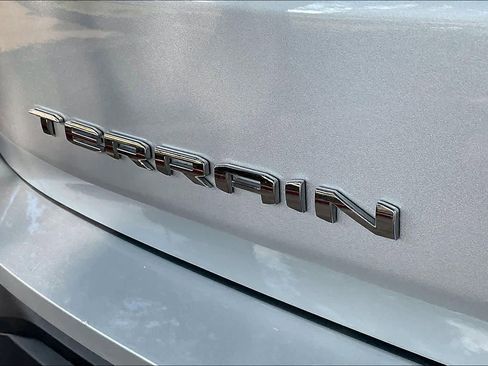 Used 2022 GMC Terrain SLE w/ Driver Convenience Package image 9