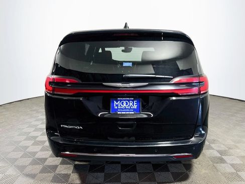 Used 2025 Chrysler Pacifica Select FWD image 6