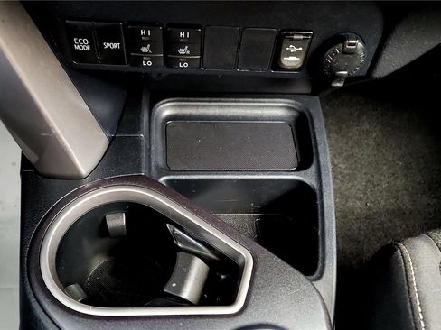 Used 2018 Toyota RAV4 XLE image 32