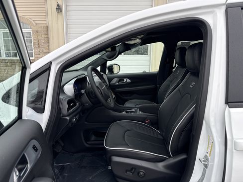 New 2026 Chrysler Pacifica Limited image 16