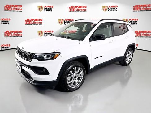 Used 2025 Jeep Compass Latitude w/ Altitude Special Edition AWD/4WD image 12