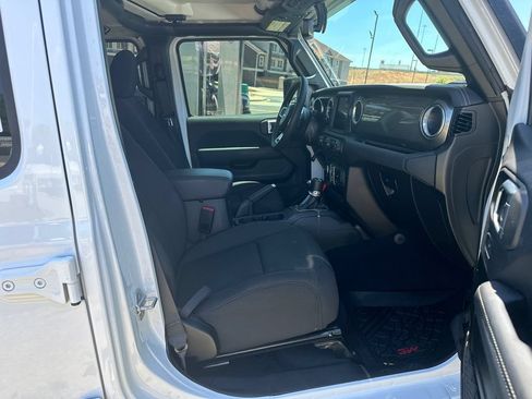 Used 2023 Jeep Gladiator Overland w/ Trailer Tow Package AWD/4WD image 13