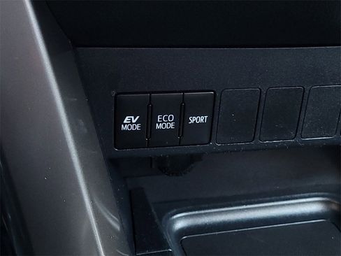 Used 2018 Toyota RAV4 LE image 19